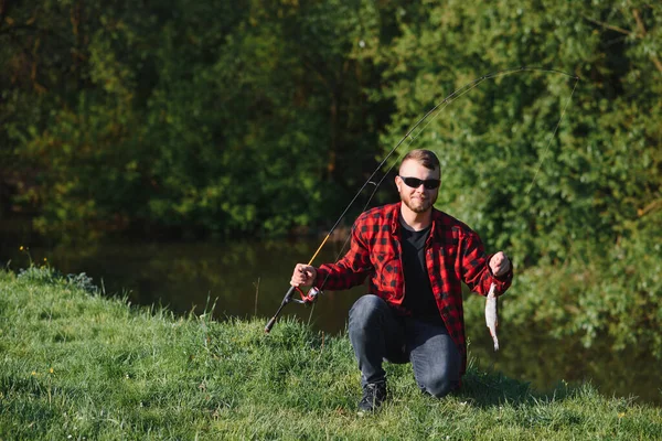 Jonge Visser Vist Bij Rivier Het Concept Van Buitenactiviteiten Visserij — Stockfoto