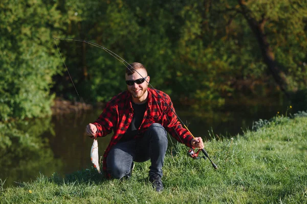 Człowiek Relaksujący Się Łowiący Ryby Nad Jeziorem Weekendy Stworzone Łowienia — Zdjęcie stockowe