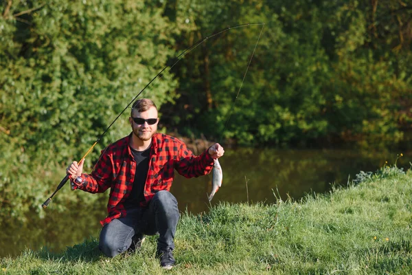 Pescador Junto Río Con Una Captura Peces Hombre Pescador Sostiene — Foto de Stock