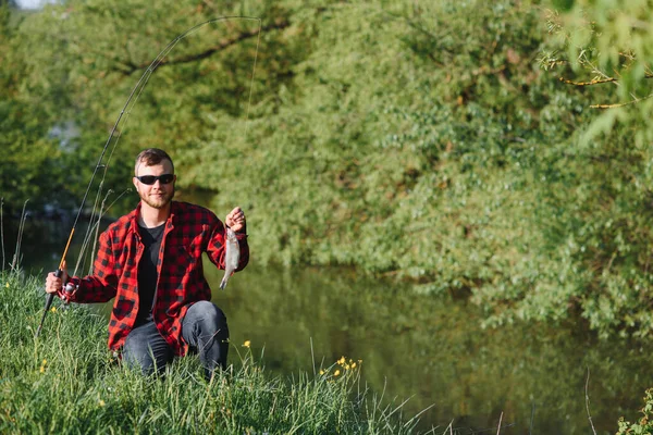 Hombre Relajante Pesca Junto Lago Fines Semana Hechos Para Pescar —  Fotos de Stock