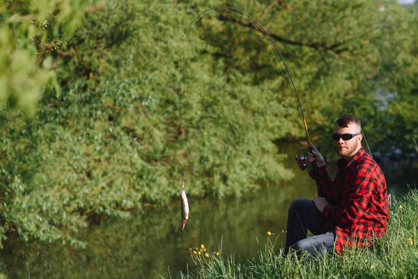 Fisher Hombre Pesca Con Caña Spinning Una Orilla Del Río —  Fotos de Stock