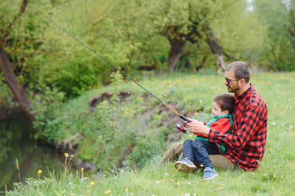 Far Som Lär Sin Son Att Fiska Flod Utomhus Sommarsolen — Stockfoto