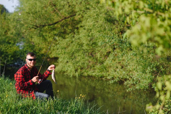 Pescador Joven Peces Cerca Del Río Concepto Actividades Aire Libre — Foto de Stock