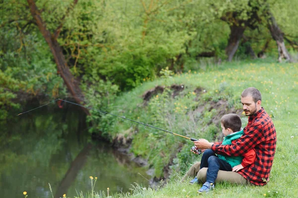 Père Apprenant Son Fils Pêcher Sur Une Rivière Extérieur Sous — Photo