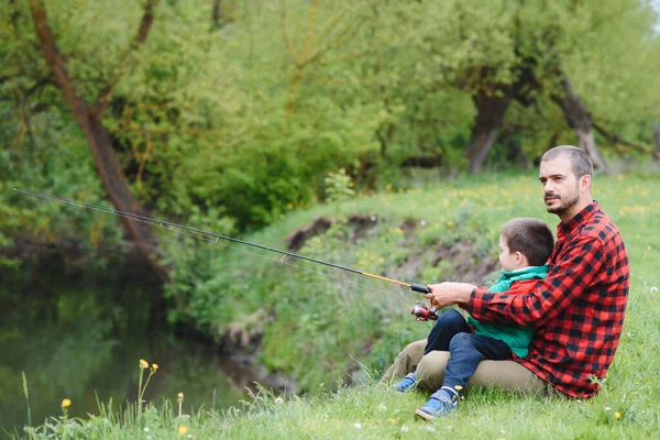 Bir Baba Oğluna Yaz Güneşinde Dışarıda Nehirde Balık Tutmayı Öğretiyor — Stok fotoğraf