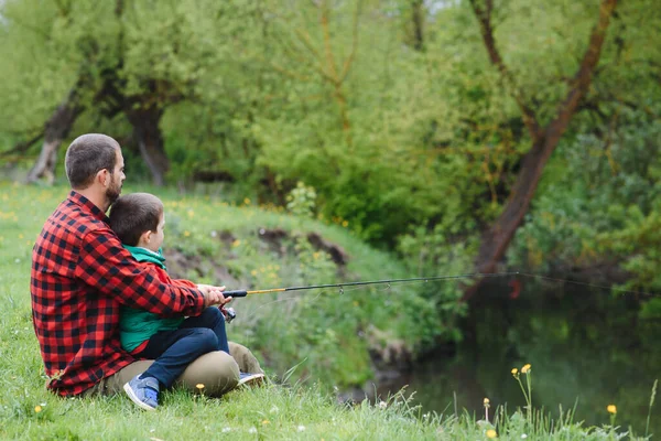 Padre Che Insegna Suo Figlio Pescare Fiume Fuori Sole Estivo — Foto Stock