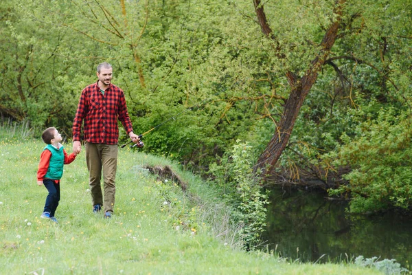 Padre Enseñando Hijo Pescar Río Aire Libre Bajo Sol Verano —  Fotos de Stock