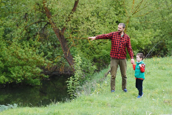 Far Och Son Fiskar Tillsammans — Stockfoto