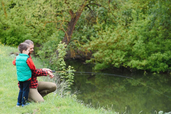 Far Som Lär Sin Son Att Fiska Flod Utomhus Sommarsolen — Stockfoto