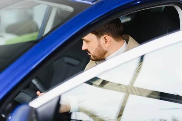 Guapo Elegante Hombre Serio Conduce Coche — Foto de Stock