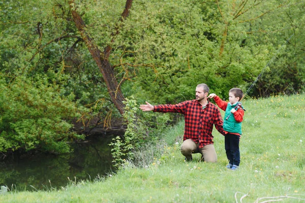 Padre Enseñando Hijo Pescar Río Aire Libre Bajo Sol Verano —  Fotos de Stock