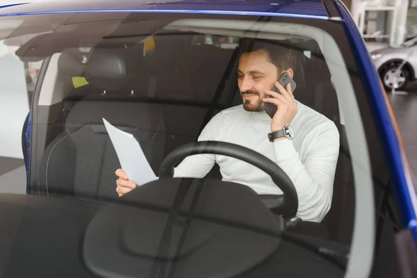 Brodaty Biznesmen Telefonem Komórkowym Brodaty Mężczyzna Stylowej Kurtce Mężczyzna Okularach — Zdjęcie stockowe