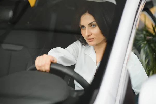 Foto Einer Glücklichen Jungen Frau Die Ihrem Neuen Auto Sitzt — Stockfoto