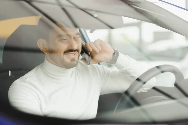 Mężczyzna Rozmawiający Przez Telefon Komórkowy Podczas Jazdy Samochodem — Zdjęcie stockowe