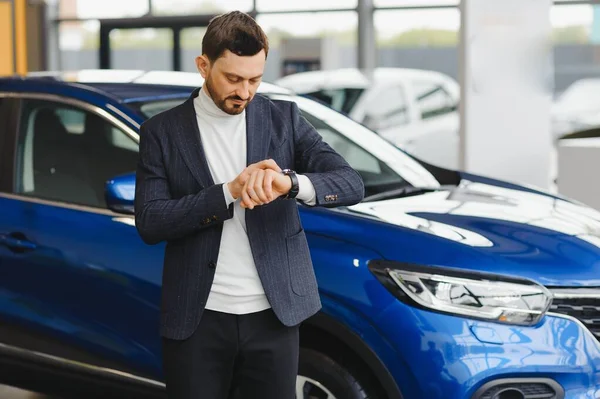 Joven Hombre Guapo Eligiendo Coche Una Sala Exposición Coches — Foto de Stock