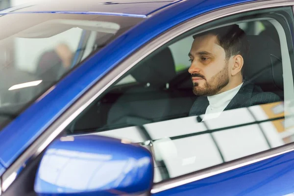 Przystojny Biznesmen Brodaty Siedzi Nowy Samochód Samochodowym — Zdjęcie stockowe