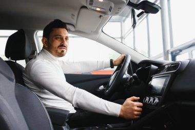 Zarif ciddi yakışıklı bir araba kullanıyor