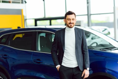 iş, araba satışı, tüketim ve insan konsepti - otomobil fuarı veya kuaför geçmişi üzerinden mutlu adam