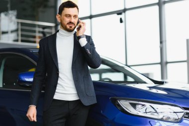 Adam araba satın alma. İşadamı bir araba salonda