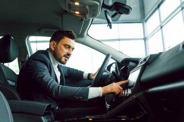 Yakışıklı sakallı işadamı araba Bayilik yeni arabada oturuyor