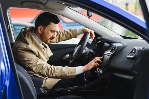 Jeune Homme Beau Show Room Debout Près Voiture — Photo