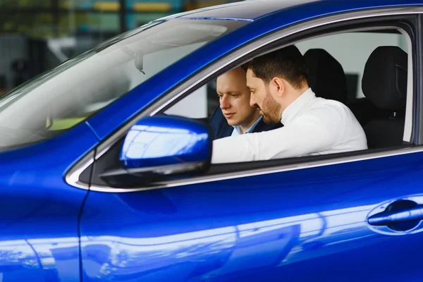 Schöner Bärtiger Geschäftsmann Sitzt Einem Neuen Auto Autohaus — Stockfoto