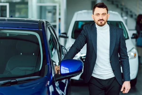 Schöner Bärtiger Käufer Freizeitkleidung Autohaus Kerl Schaut Die Kamera Während — Stockfoto