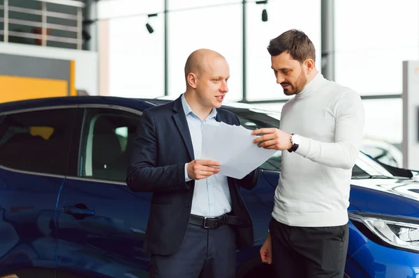 Der Verkäufer Und Der Käufer Auf Der Autoshow — Stockfoto