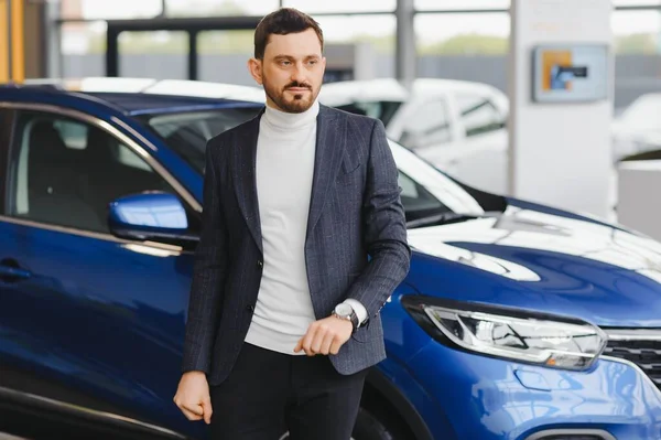 Schöner Bärtiger Käufer Freizeitkleidung Autohaus Kerl Schaut Die Kamera Während — Stockfoto