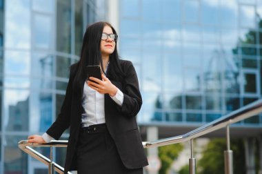 Modern ofisin arka planında güzel bir iş kadını