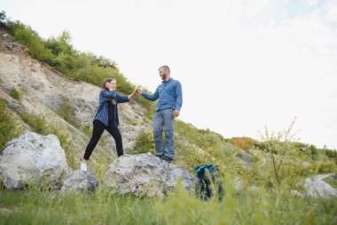 Trip Steel zamanında birkaç turist ve güzel dağ manzarasına hayran. Adam kıza sarılıyor. Aşk, şefkat ve eğlence kavramı.