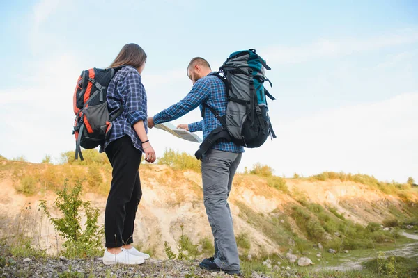 Vackra Par Resenärer Söker Väg Plats Karta När Står Hög — Stockfoto