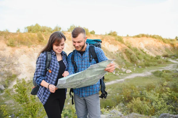 Vackra Par Resenärer Söker Väg Plats Karta När Står Hög — Stockfoto