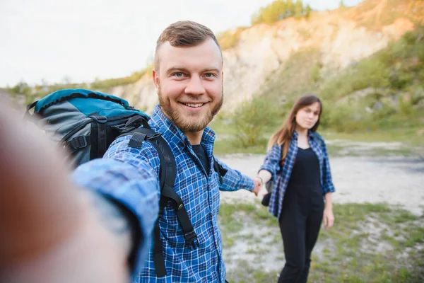Couple Backpacks Take Selfie Photo Mountain Landscape Trekking Young Man — Stock Photo, Image
