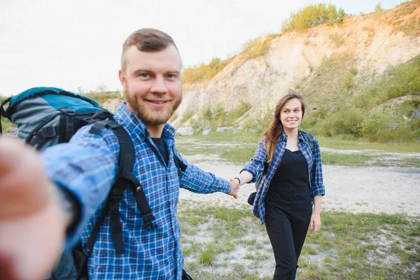 Par Med Ryggsäckar Selfie Photo Mountain Landskap Trekking Ung Man — Stockfoto