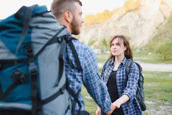 Vandrare Med Ryggsäckar Koppla Toppen Kulle Och Njuta Utsikten Över — Stockfoto