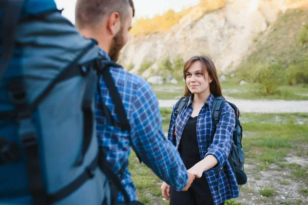 Heureux Jeune Couple Randonnée Montagne — Photo