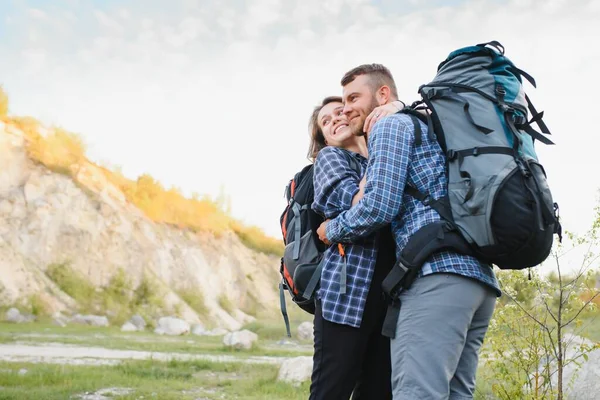 Glückliches Junges Paar Beim Bergwandern — Stockfoto