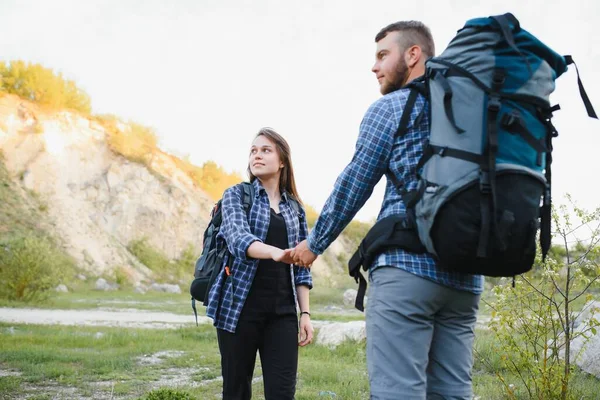 Par Njuter Vacker Utsikt Över Bergen När Reser Med Ryggsäckar — Stockfoto