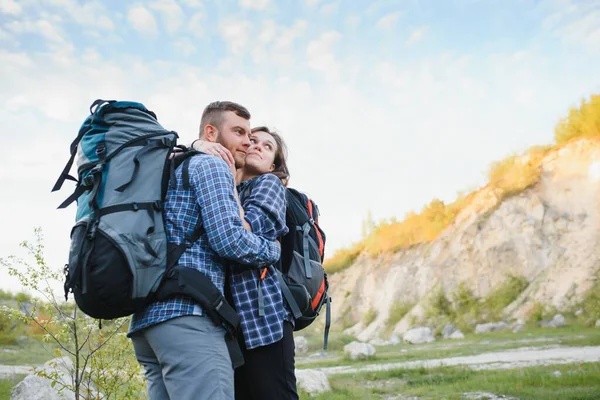 Glückliches Romantisches Paar Mann Und Frau Reisende Mit Rucksack Händchen — Stockfoto