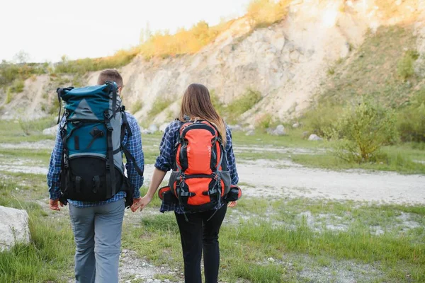 Bakåt Bild Unga Par Backpackers Med Stora Ryggsäckar Hålla Händer — Stockfoto