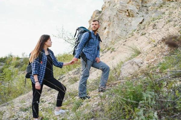 Hiker Chico Una Mano Chica Mientras Camina Por Las Montañas —  Fotos de Stock