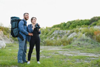 Trip Steel zamanında birkaç turist ve güzel dağ manzarasına hayran. Adam kıza sarılıyor. Aşk, şefkat ve eğlence kavramı.