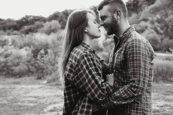 Casal Apaixonado Descansar Colina Verde Lado País — Fotografia de Stock