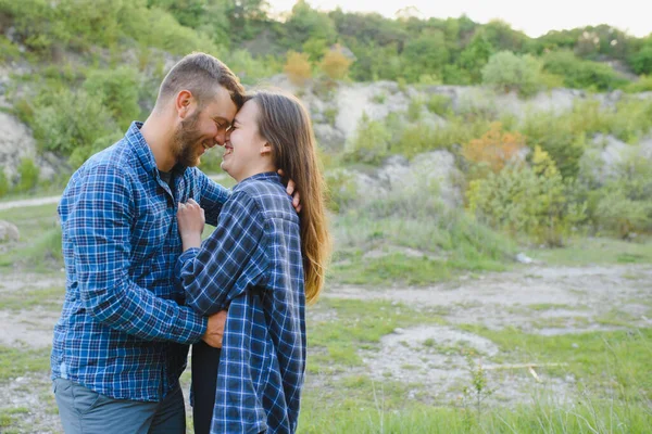 Glad Romantisk Par Man Och Kvinna Resenärer Med Ryggsäck Hålla — Stockfoto