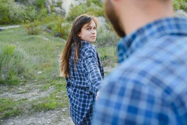 Casal Apaixonado Descansar Colina Verde Lado País — Fotografia de Stock