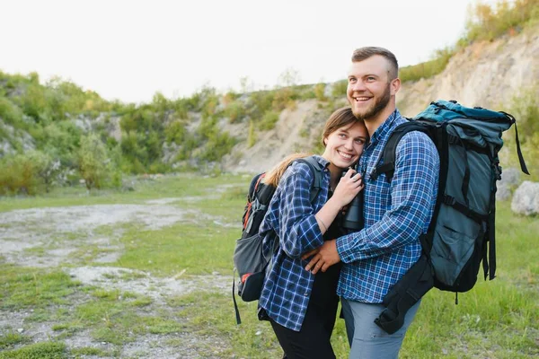 Heureux Jeune Couple Randonnée Montagne — Photo