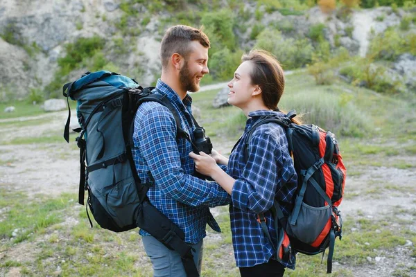 Några Unga Glada Resenärer Vandring Med Ryggsäckar Den Vackra Rocky — Stockfoto