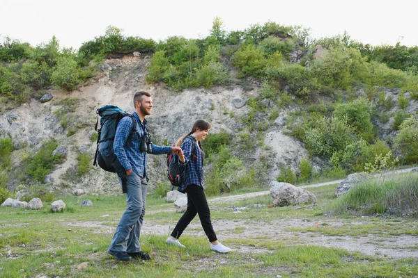 Trip Steel zamanında birkaç turist ve güzel dağ manzarasına hayran. Adam kıza sarılıyor. Aşk, şefkat ve eğlence kavramı.