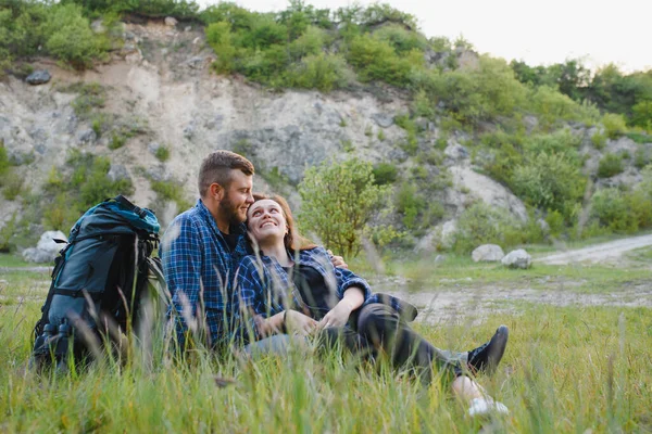 Turisté Batohy Relaxaci Vrcholu Kopce Těší Pohled Západ Slunce Oceánu — Stock fotografie